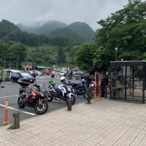 ライダーでごった返す道の駅果樹公園あしがくぼ