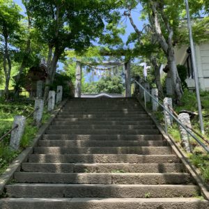 小鹿神社の石段を登る