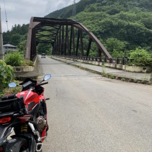 浦山ダムの手前の橋にてwith CBR650R
