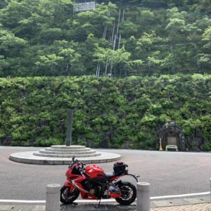 浦山ダム上部の鮮やかなGREEN WALL with CBR650R