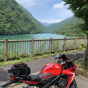 秩父湖沿いのパーキングにてwith CBR650R②