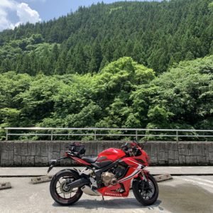 道の駅大滝温泉の山の風景とCBR650R