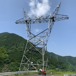 秩父さくら湖沿いに建つ鉄塔とCBR650R