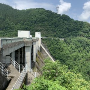 威容を誇る浦山ダムの風景