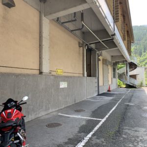 道の駅大滝温泉の日陰にCBR650Rを停める