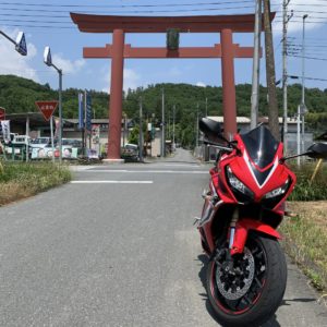小鹿神社を後にするCBR650R