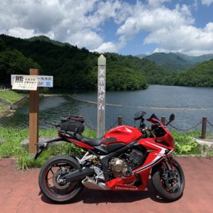 矢木沢ダムの看板と共にwith CBR650R
