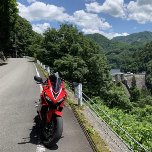 洞元湖にかかる須田貝ダムにてwith CBR650R