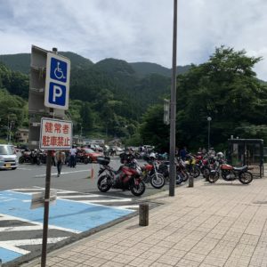 ライダーでごった返す「道の駅果樹公園あしがくぼ」