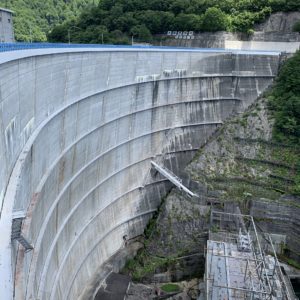 矢木沢ダムの上部から下を眺める