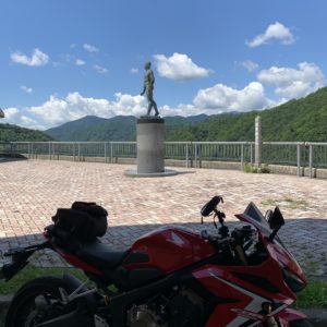 奈良俣ダム資料館横にある銅像with CBR650R