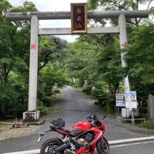 飯能吾野の秩父御嶽神社にてwith CBR650R
