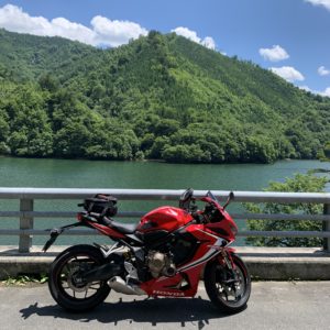 矢木沢ダムに向かう夏の緑が眩しい山間ロードから見たダム湖のような利根川with CBR650R