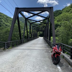 矢木沢ダムに向かう夏の緑が眩しい山間ロードにて④