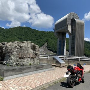奈良俣ダム上部の巨大な水門とCBR650R