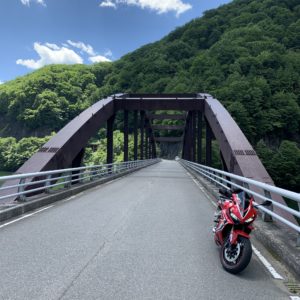 矢木沢ダムに向かう夏の緑が眩しい山間ロードにて②