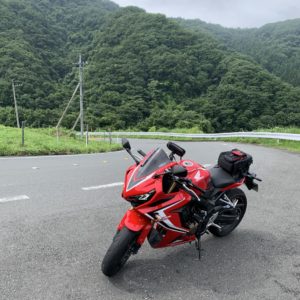 秩父高原牧場に向かう視界の抜ける絶景ロードにてwith CBR650R