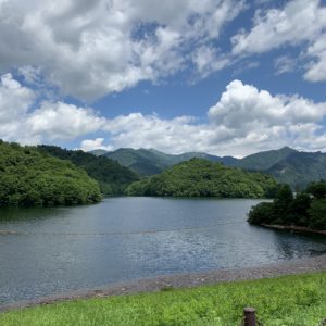深い山間の風景をバックにする奥利根湖