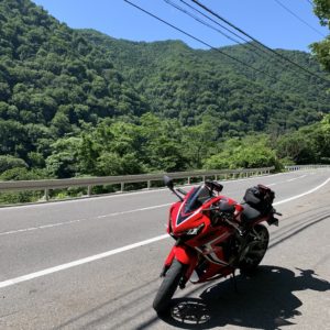 藤原湖に向かう奥利根ゆけむり街道にてwith CBR650R