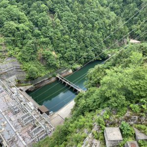 矢木沢ダム下流部の自然あふれる眺め
