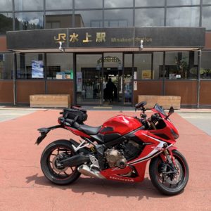 水上駅エントランスにてwith CBR650R