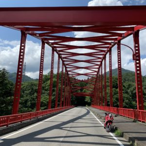 奥利根ゆけむり街道の鮮やかな赤の鉄橋にてwith CBR650R