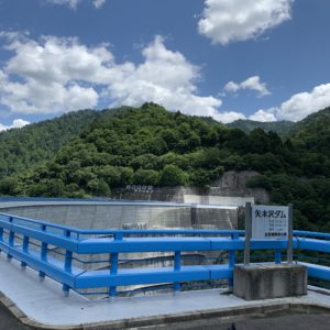 矢木沢ダムの上部を眺める