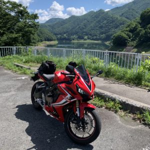 藤原湖をバックにしたCBR650Rショット