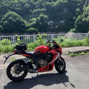 藤原湖脇の断崖に埋め込まれたスノーシェッドwith CBR650R
