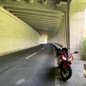 奈良俣ダムに向かう奥利根ゆけむり街道のスノーシェッドにてwith CBR650R