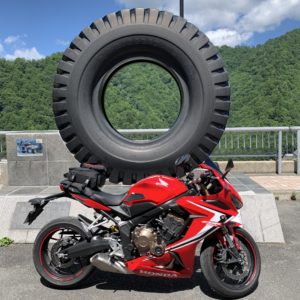 奈良俣ダム上部のメガタイヤとCBR650R