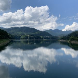 赤谷湖のほとりにて湖面を眺める