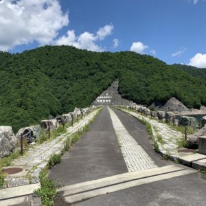 ロックフィルダムのどっしり感のある奈良俣ダム上部