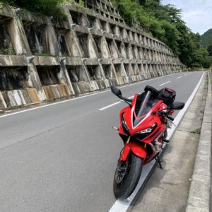 崖をしっかり固めてある場所にてwith CBR650R