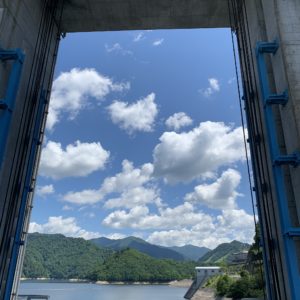 奈良俣ダム上部の水門の内側から眺めた青空