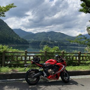 赤谷湖沿いに並ぶ緑の木々とCBR650R