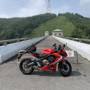 琴川ダム上部にてwith CBR650R