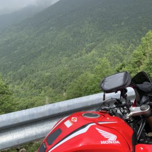 林道川上牧丘線で視界の開けたポイントにてwith CBR650R②