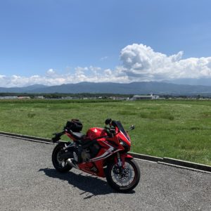南アルプスと緑の草原の絶景with CBR650R