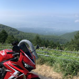 チェリーパークライン頂上間近の豪快に視界の開けたポイントにてwith CBR650R②