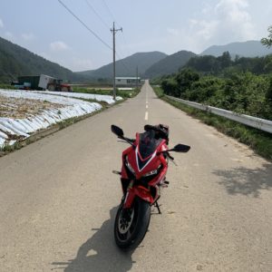 野辺山に向かうr016の真ん中にてwith CBR650R