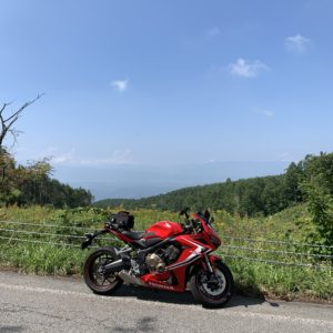 チェリーパークライン沿いの花々が咲く風景とCBR650R