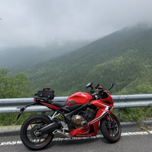 林道川上牧丘線で視界の開けたポイントにてwith CBR650R