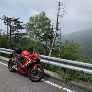 林道川上牧丘線で視界の開けたポイントにてwith CBR650R③