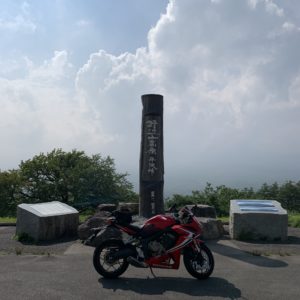 雲に隠れて八ヶ岳が望めなかった平沢峠にてwith CBR650R