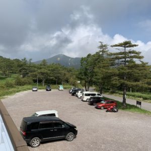 高峰高原ビジターセンター2階バルコニーからの眺め