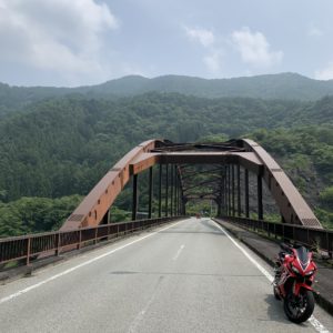 能泉湖にかかる鉄橋にてwith CBR650R