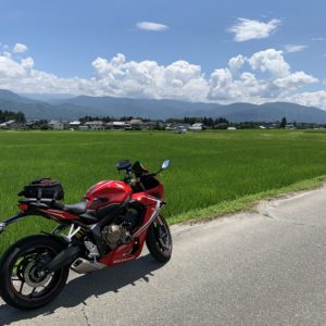 南アルプスと緑の田んぼとCBR650R②