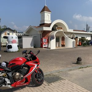 野辺山駅ロータリーにてwith CBR650R