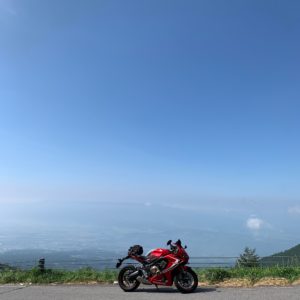 チェリーパークライン頂上間近の豪快に視界の開けたポイントにてwith CBR650R
